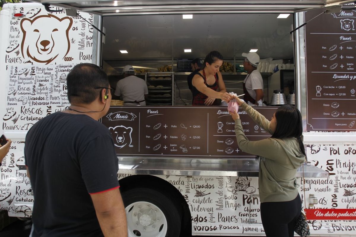 En el "food truck" ofrecen los panes y licuados tradicionales de la tienda ubicada en la zona 1. (Foto, Prensa Libre: Paulo Raquec)