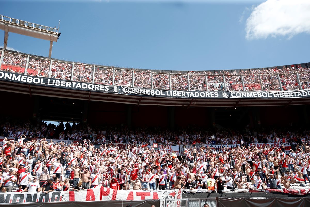 La afición de River Plate en el estadio Monumental. (Foto Prensa Libre: EFE)