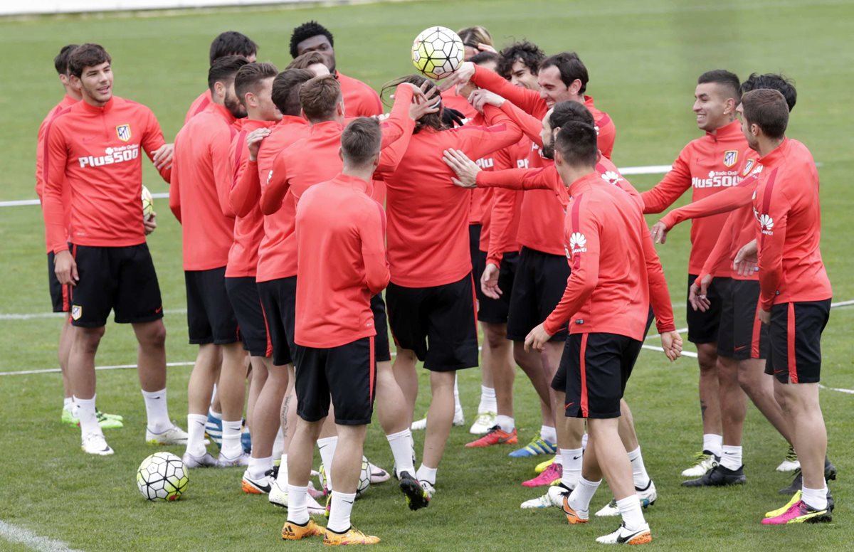 Los jugadores del Atlético de Madrid mantienen el buen ánimo previo a la última jornada de la Liga y la final de la Champions. (Foto Prensa Libre: EFE)