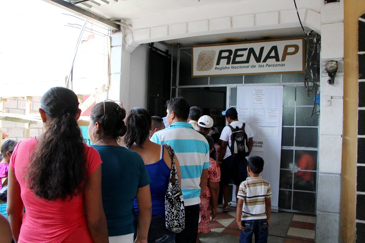 Los condenados se hacían pasar ante el Renap como los padres de los niños que luego daban en adopción. (Foto Prensa Libre: Hemeroteca PL)