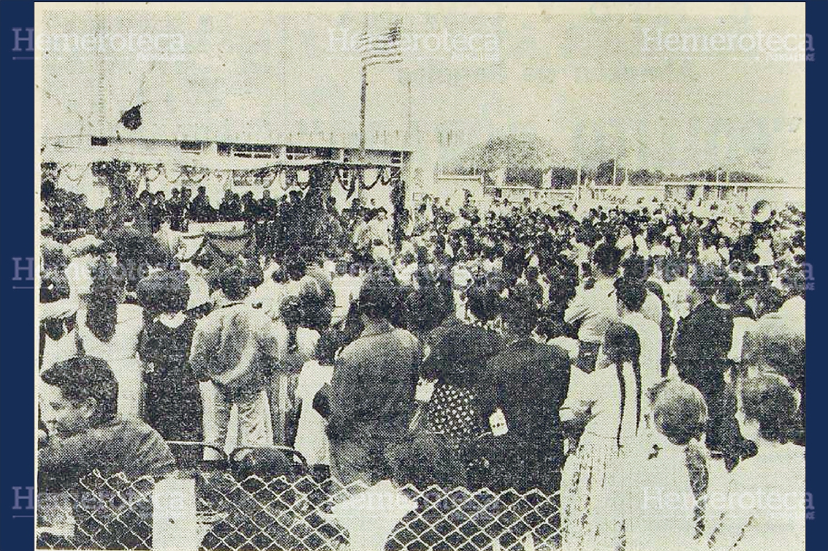 Vecinos de Cipresales reciben casas, el 24/12/1960. (Foto: Hemeroteca PL)