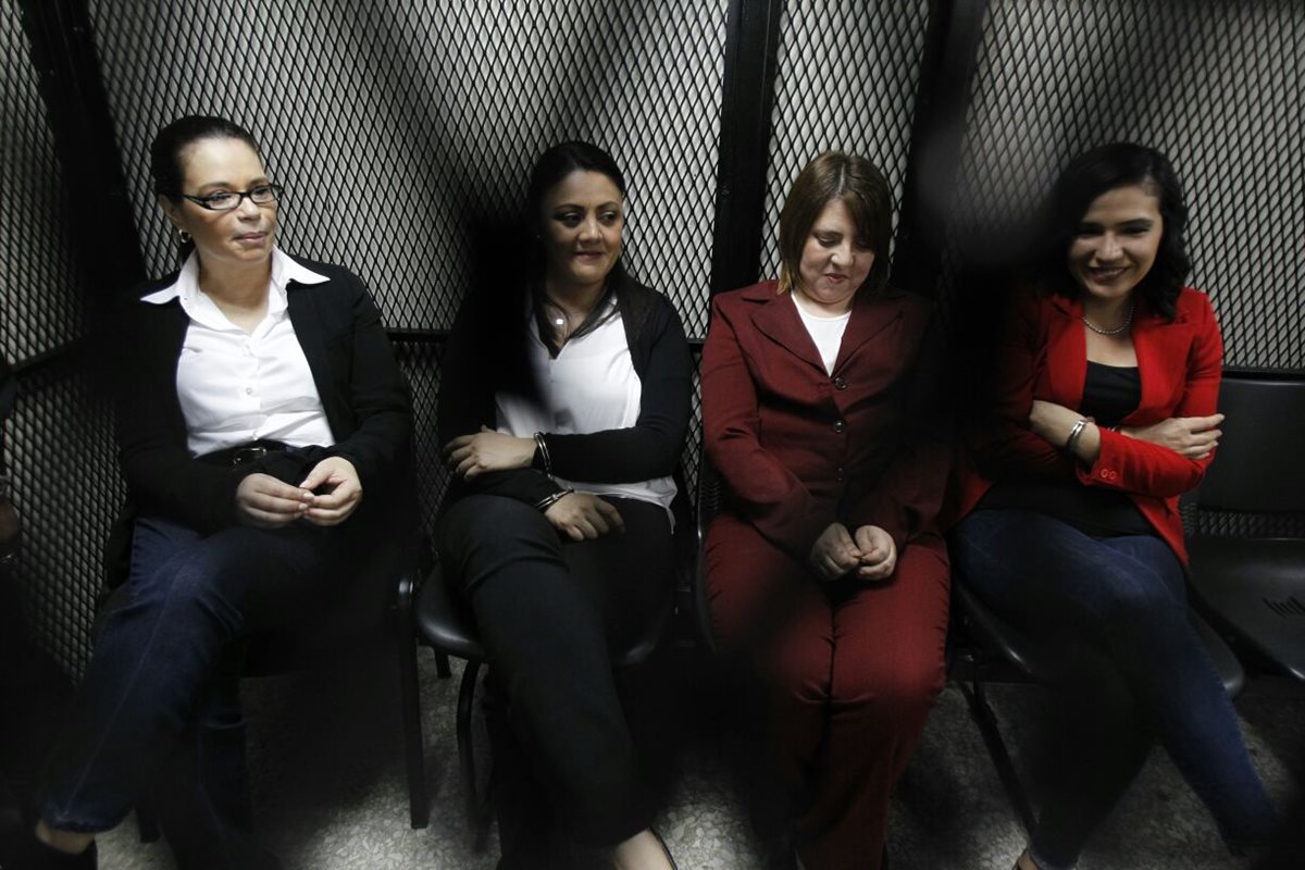 Roxana Baldett comparte la carceleta con otros sindicados en el caso Amatitlán. (Foto Prensa Libre: Paulo Raquec)