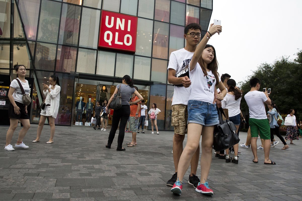 Luego del video viral, decenas de jóvenes han acudido ante la expectativa. (Foto Prensa Libre: AP).