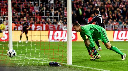 Manuel Neuer no puede evitar un gol del Real Madrid.