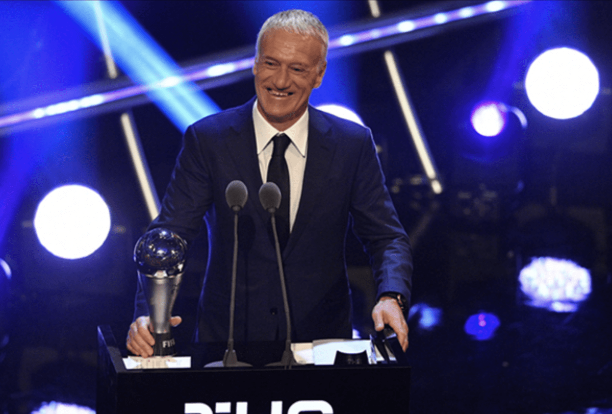 El entrenador campeón del mundo, Didier Deschamps, luce feliz al ganar como el mejor del año, para la Fifa. (Foto Prensa Libre: EFE)