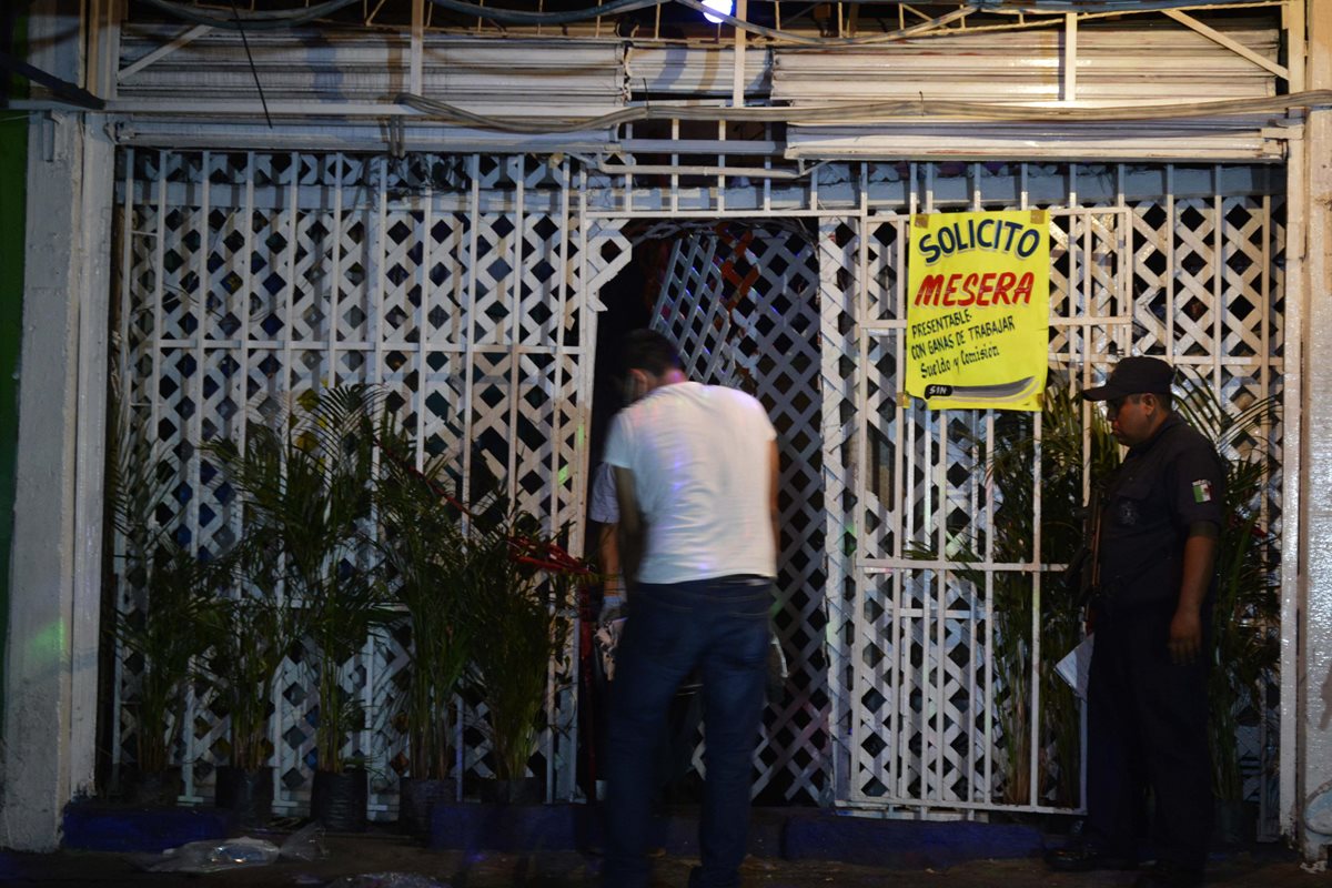 Forenses trasladan un cadáver en Guerrero, uno de los estados más violentos de México. (Foto Prensa Libre: EFE).