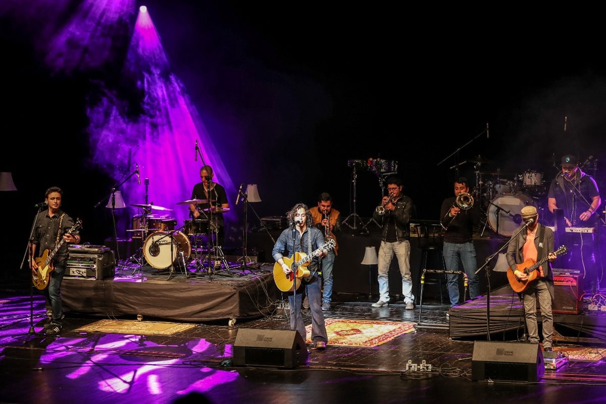 El grupo guatemalteco El Tambor de la Tribu abrió el concierto a La Oreja de Van Gogh. (Foto Prensa Libre: Keneth Cruz).