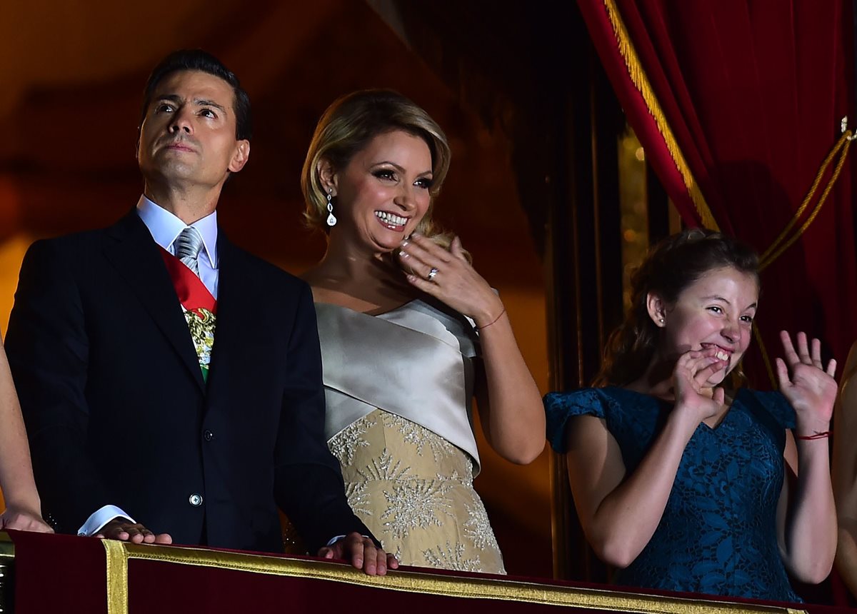 El presidente de México, Enrique Peña Nieto, junto a su esposa, Angélica Rivera, en un acto oficial en el 2015. (Foto Prensa Libre: AFP).