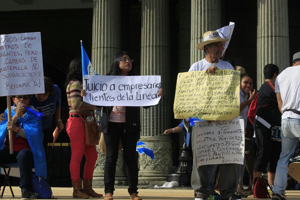 Manifestantes exigen que renuncie la titular de la cartera del Interior por beneficios a Baldetti. (Foto Prensa Libre: Edwin Bercián)