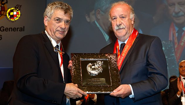 El presidente de la Real Federación Española de Futbol, Ángel María Villar, entrega a Vicente del Bosque la Medalla de Oro de su federación. (Foto Prensa Libre: Real Federación Española)