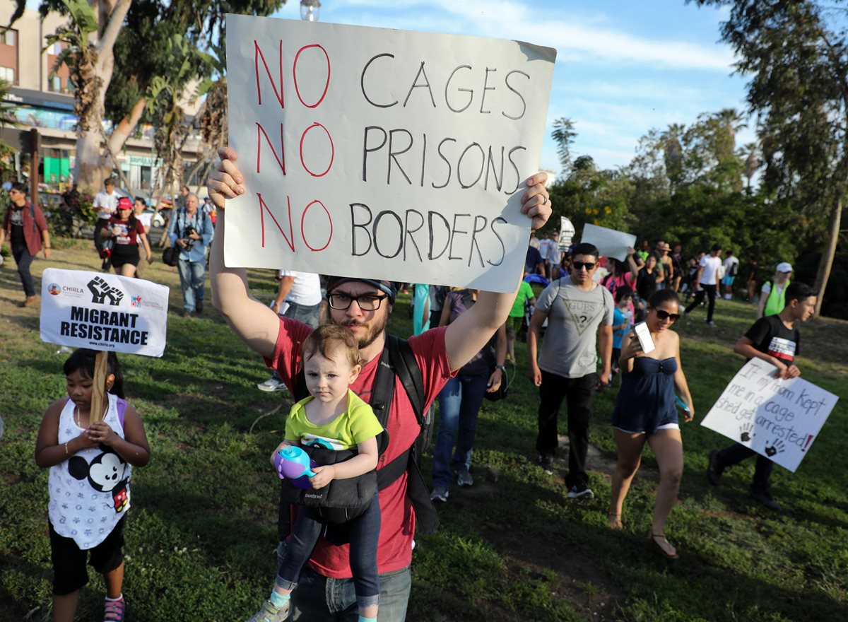 Manifestantes denuncian la política del gobierno del presidente estadounidense, Donald J. Trump, de separar a los niños inmigrantes detenidos de sus padres, en Los Ángeles (EE.UU.). (Foto Prensa Libre: EFE)