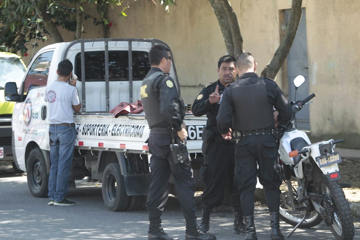 El camión que transportaba materiales de ferretería fue vaciado por delincuentes, y al conductor y su ayudante los abandonaron en la colonia Lavarreda, zona 18 (Foto Prensa Libre: Erick Avila). 