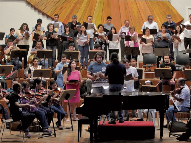 El Coro Universitario y la Orquesta Sinfónica Nacional ofrecerán un concierto de gala en la Sala Efraín Recinos del Centro Cultural Miguel Ángel Asturias, la próxima semana. (Foto Prensa Libre: Ángel Elías)