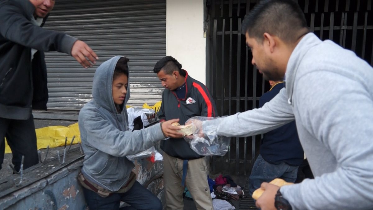 En una fría mañana, Moisés sació el hambre de decenas de personas.