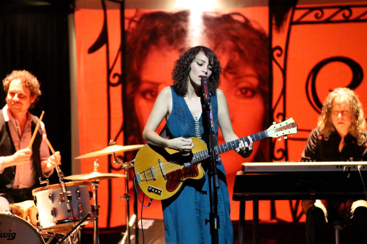 Gaby Moreno durante la presentación del disco Ilusión, en el Irtra de Retalhuleu. (Foto Prensa Libre: Rolando Miranda).