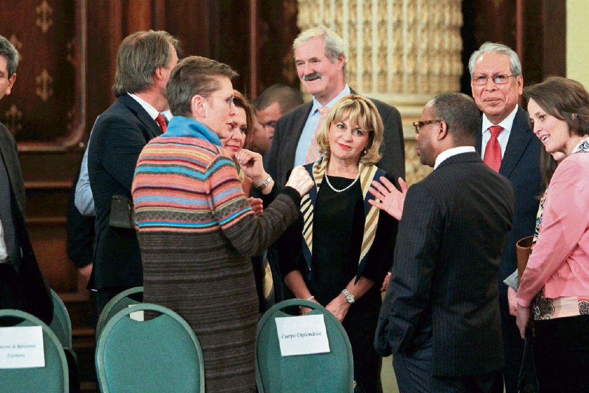 Embajadores y funcionarios fueron invitados a la juramentación del nuevo Superintendente de Administración Tributaria, Francisco Solórzano, el miércoles último. (Foto Prensa Libre: Hemeroteca PL)