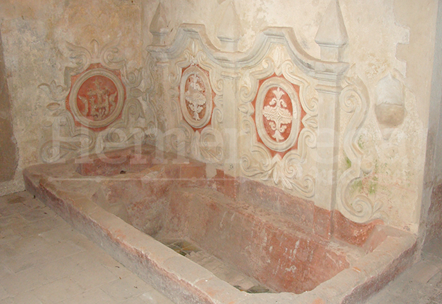 Bañera decorada con tres medallones de estuco en el Convento de Concepción. (Foto: Hemeroteca PL)