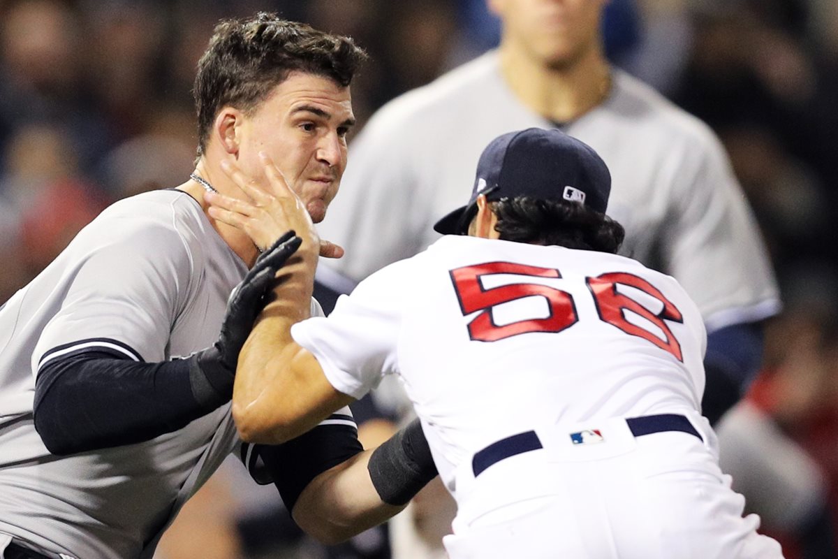 Tyler Austin buscó a Joe Kelly luego de una acción en el partido  y se inicio la pelea. (Foto Prensa Libre: AFP)