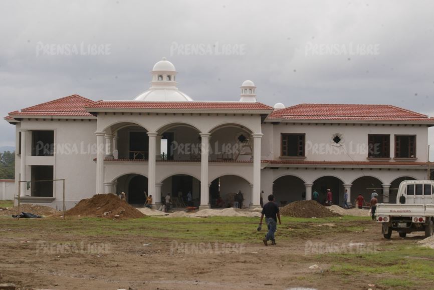 Fachada de una mansión ubicada en la aldea Playitas, Morales, Izabal. (Foto Prensa Libre: Hemeroteca PL).