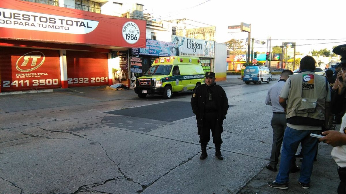 Un indigente murió y otro resulto herido durante un ataque ocurrido esta madrugada. (Foto Prensa Libre: Erick Ávila)