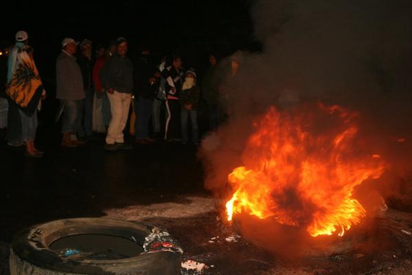 Pobladores protestan por falta de energía eléctrica en Chajxucub, Cobán, Alta Verapaz. (Foto Prensa Libre: Ángel Martín Tax)