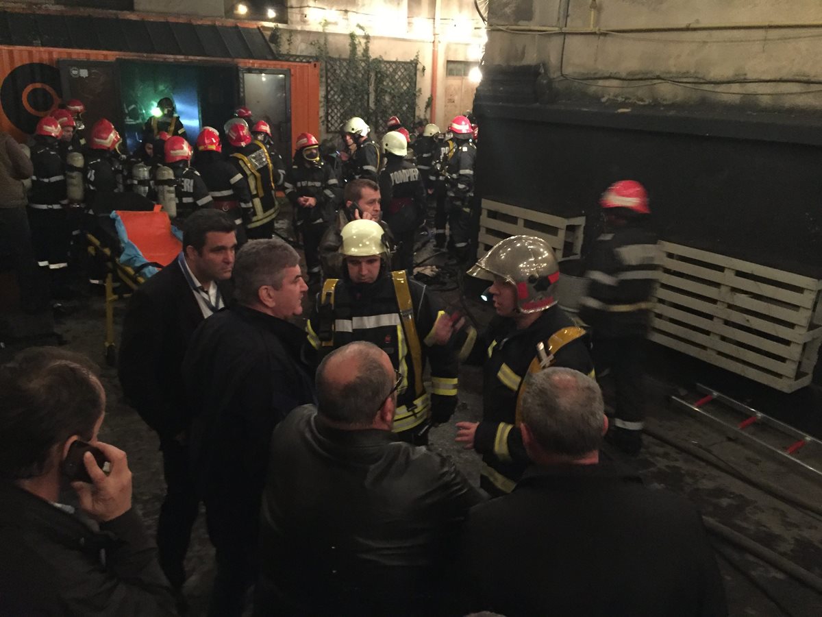 Gabriel Oprea, ministro de Interior rumano, visita la zona de la tragedia. (Foto Prensa Libre: EFE).