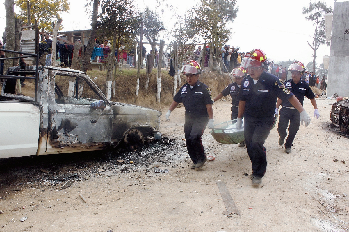 Socorristas trasladan a uno de los dos linchados por pobladores de la aldea Saquiyá, Patzún, Chimaltenango. (Foto Prensa Libre: Víctor Chamalé)