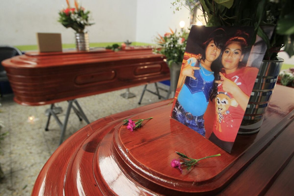 Ángela y Verónica Crisóstomo son veladas en el Salón Municipal de la Alcaldía Auxiliar, zona 3. (Foto Edwin Bercián)