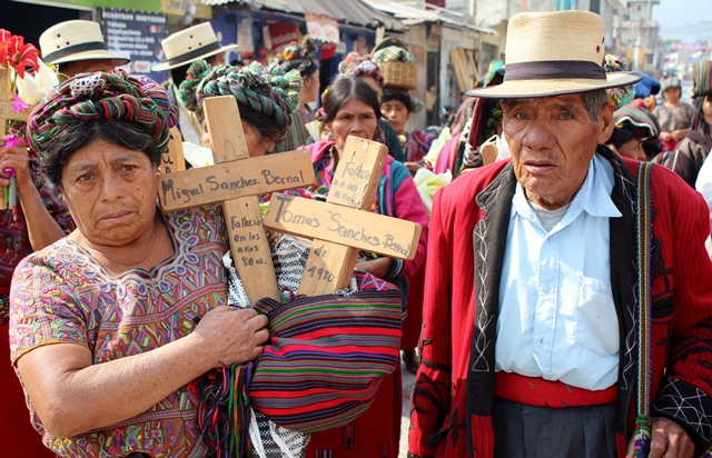 Sobrevivientes de las masacres pidieron justicia frente a la sede del Tribunal B de Mayor Riesgo, instalado en Nebaj. (Foto Prensa Libre: Óscar González)