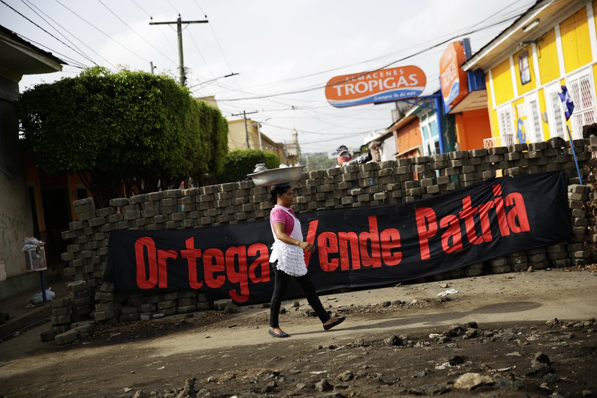 Una barricada se ecuentra en el barrio de Monimbó de la ciudad de Masaya, Nicaragua. (EFE).