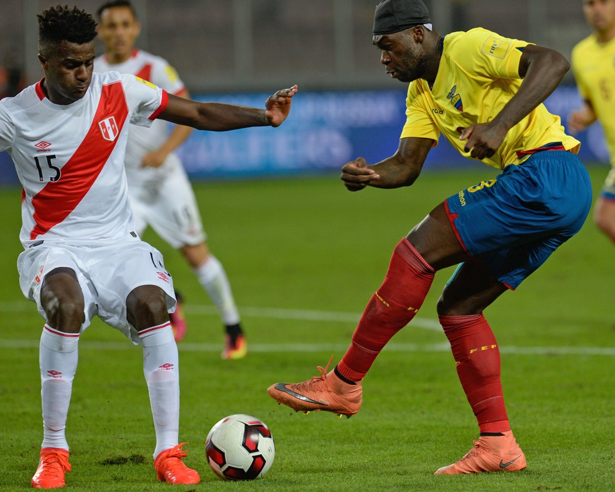 Christian Ramos durante un partido de la selección peruana contra Ecuador. (Foto Prensa Libre: AFP)