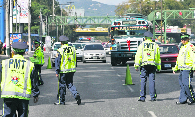 Autoridades de tránsito recomiendan a los automovilistas cumplir con todos los requerimientos necesarios y respetar las señales en la vía pública, para evitar ser sancionados o causar accidentes. (Foto: HemerotecaPL)