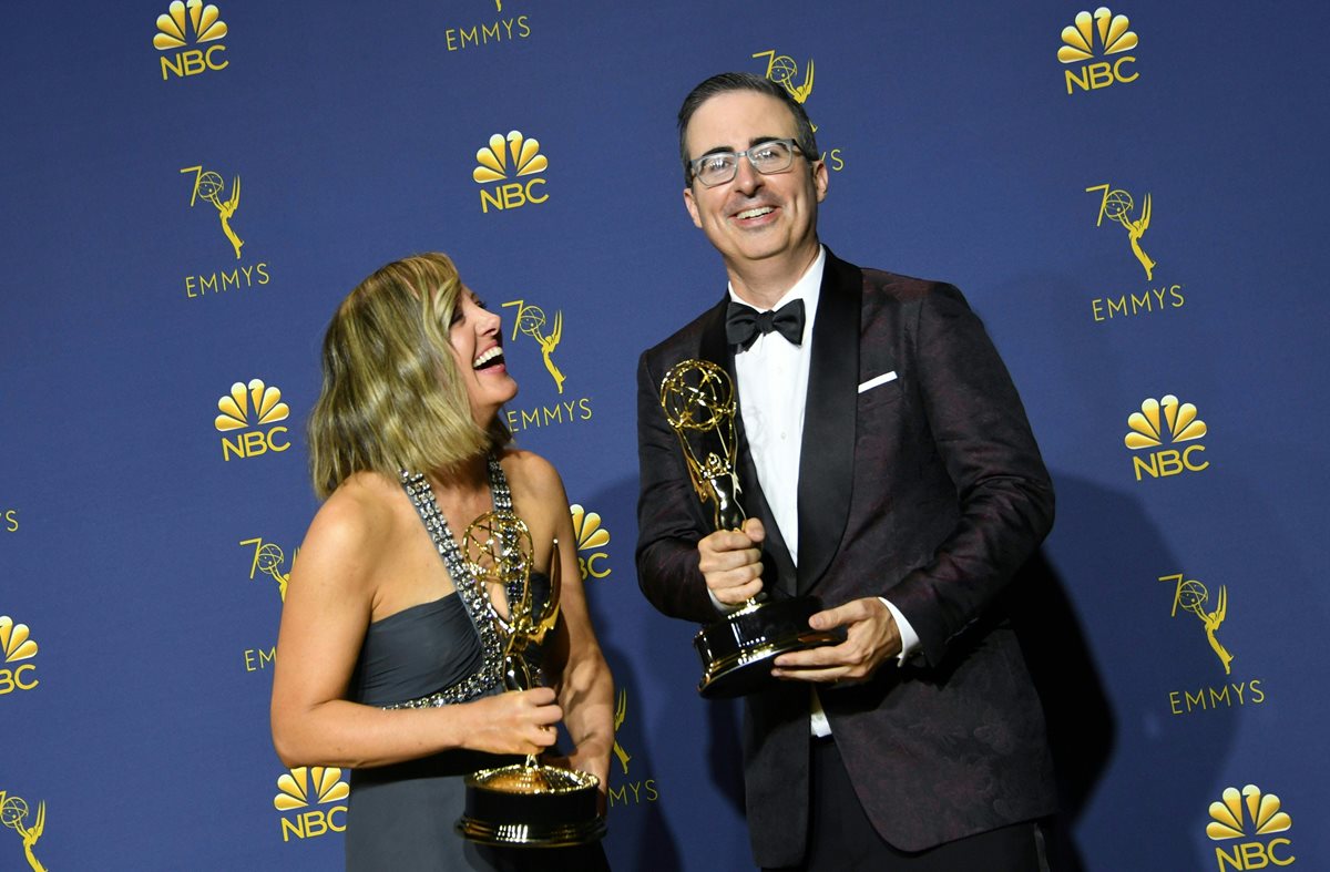 Liz Stanton y John Oliver (Foto Prensa Libre: AFP).