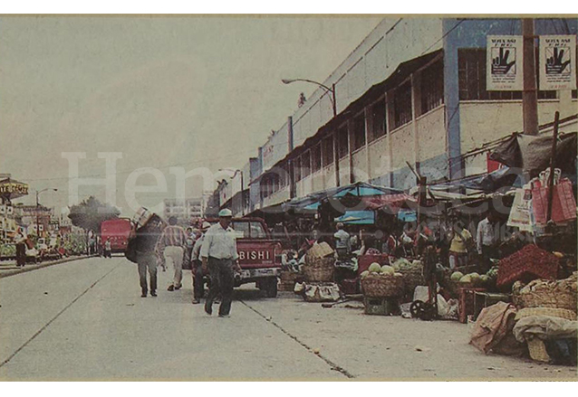 Vista del Mercado Sur 2 el 12/9/1999 los vendedores se encuentran a la interperie aguantando sol y lluvia. (Foto: Hemeroteca PL)