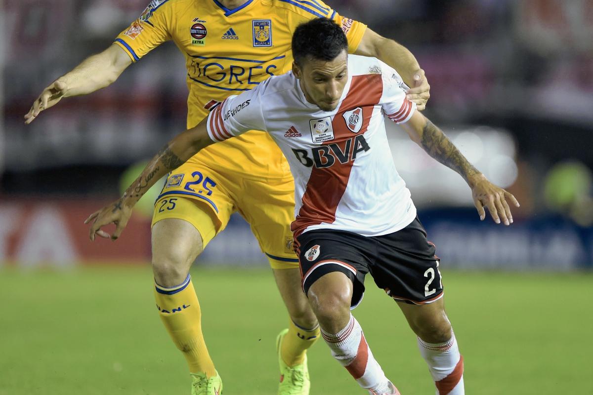 Leonel Vangioni -River Plate- pelea el balón, en el estadio Monumental. (Foto Prensa Libre: AFP)