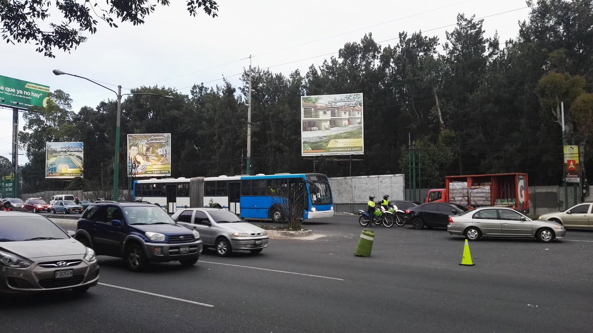 El Express Roosevelt circula desde Mixco hacia El Trébol, durante las primeras pruebas para implementar el nuevo servicio. (Foto Prensa Libre: Byron Vásquez)