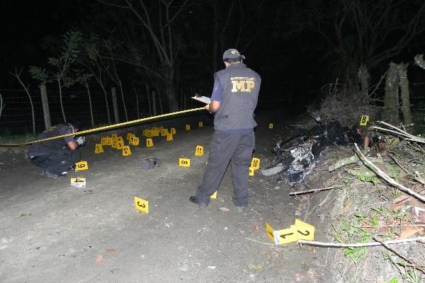 Peritos del Ministerio Público recaban evidencias en la escena del doble crimen en Los Amates, Izabal.