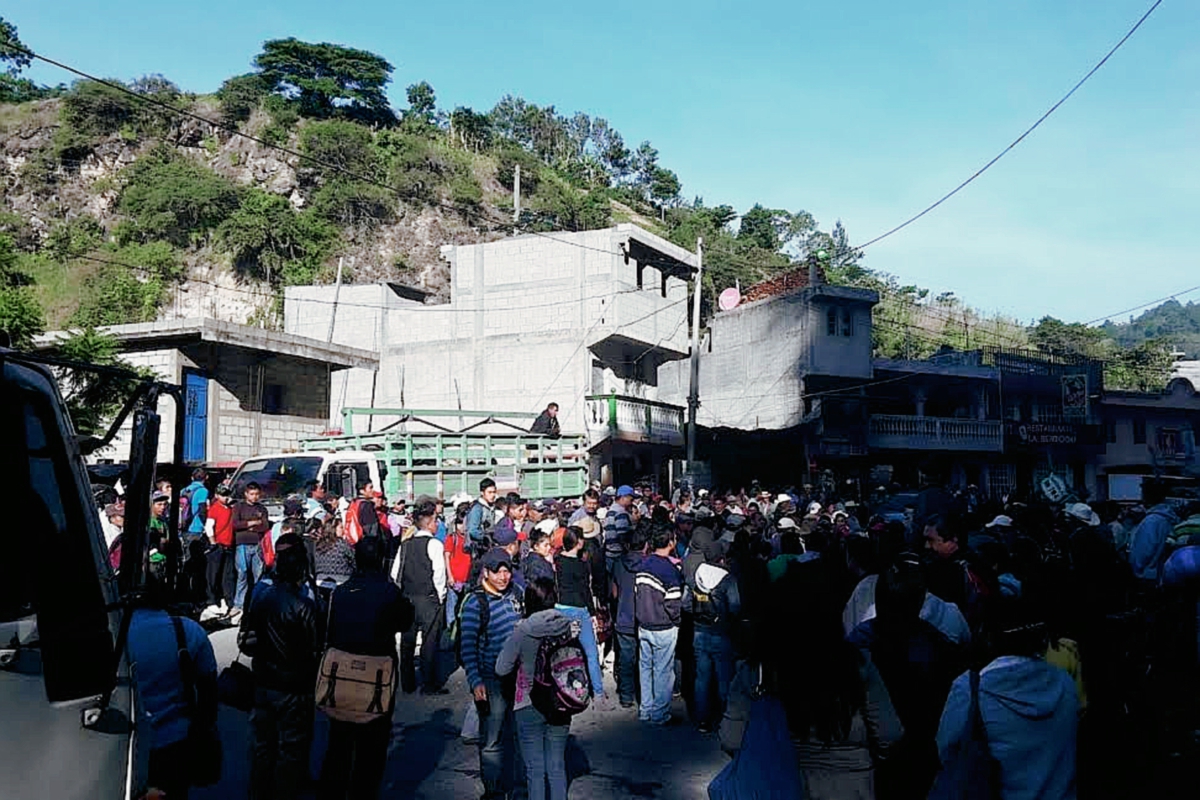 Bloqueo en el km 290 de la ruta Interamericana, en Colotenango, Huehuetenango.  (Foto Prensa Libre: Mike Castillo)