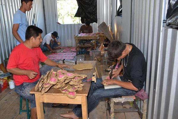 En el  taller, ubicado en el barrio La Cruz, trabajan 10 personas. (Foto Prensa Libre: Víctor Gómez)