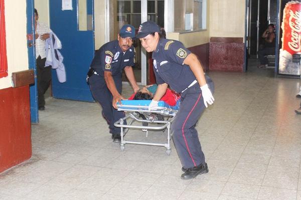 Los bomberos llevaron el cadáver de la niña y a los heridos al Hospital de Tiquisate. (Foto Prensa Libre: Felipe Guzmán)<br _mce_bogus="1"/>