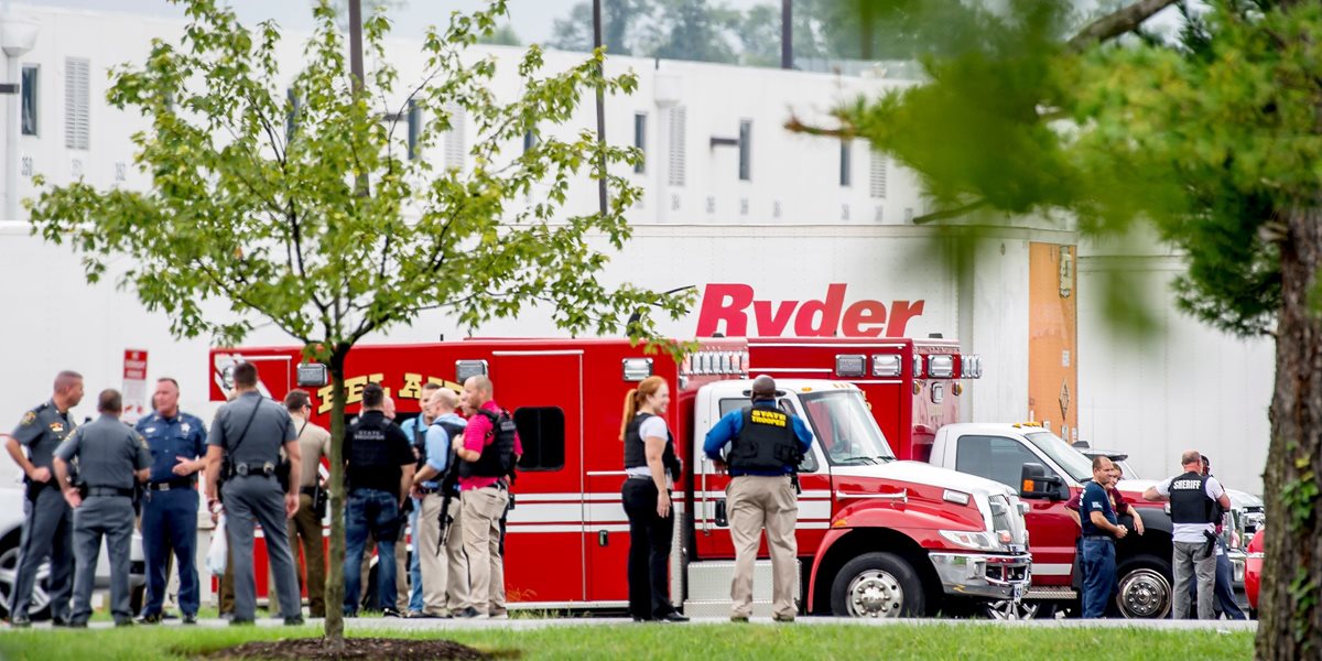 Efectivos de seguridad permanecen junto a unos almacenes de Aberdeen, Maryland, EE.UU. (Foto Prensa Libre: EFE)