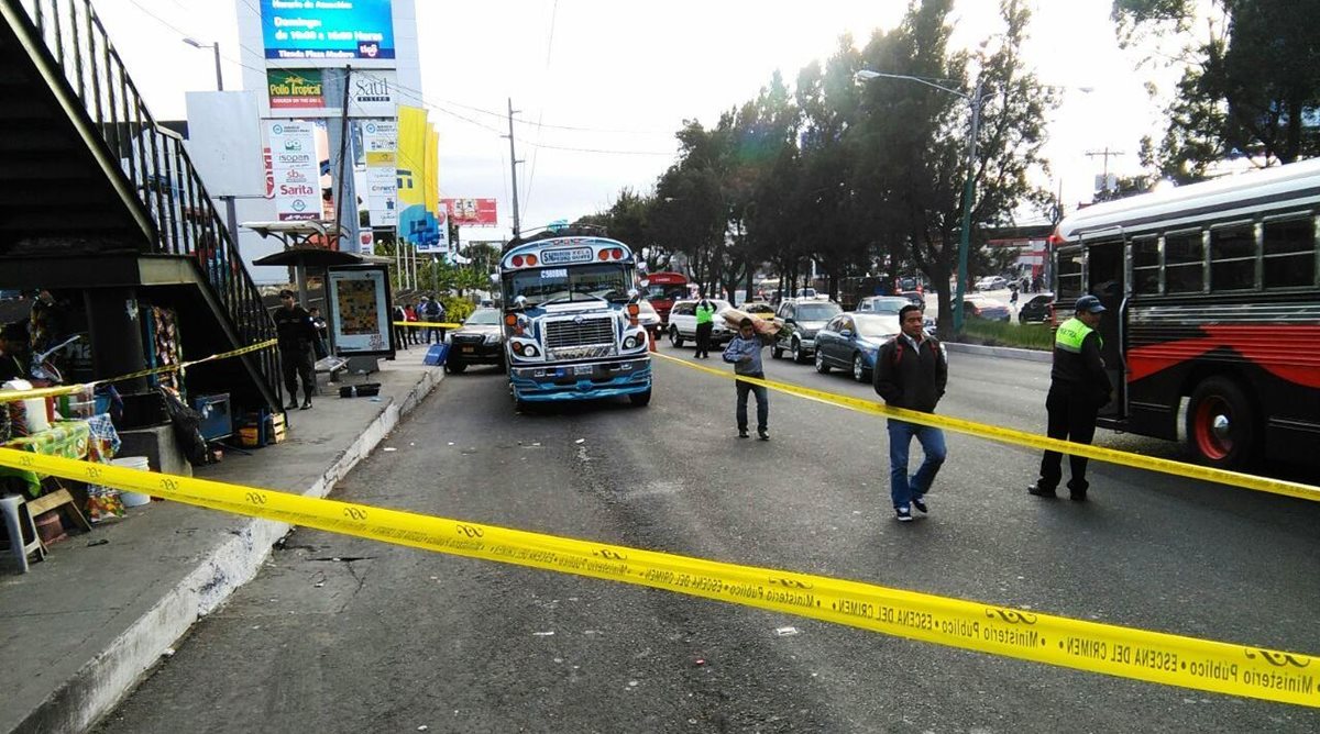 Bus extraurbano que se dirigía a San Marcos queda detenido en la calzada Roosevelt por la muerte de un pasajero durante un asalto. (Foto Prensa Libre: Estuardo Paredes)