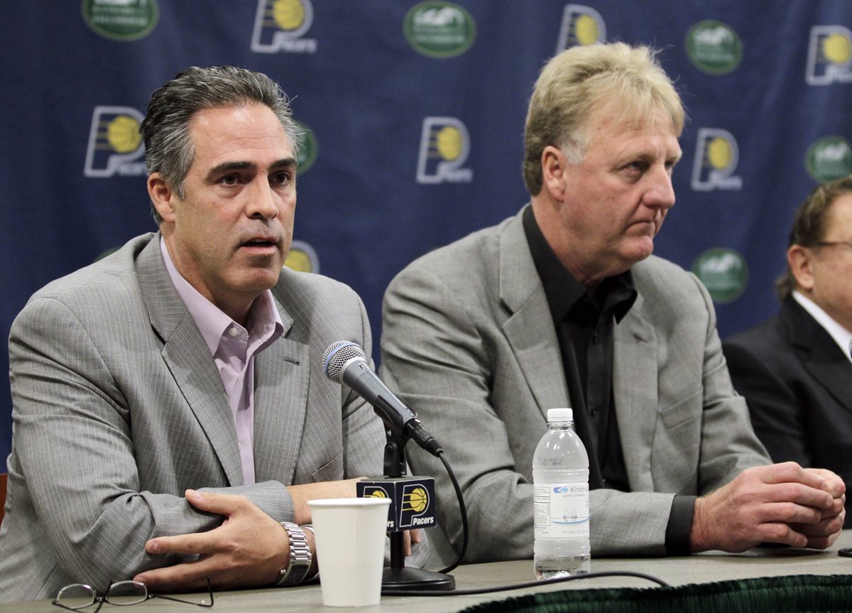 Larry Bird dejó el cargo de presidente de los Pacers de Indiana, un movimiento sorpresivo incluso para una leyenda de la NBA. (Foto Prensa Libre: AFP)