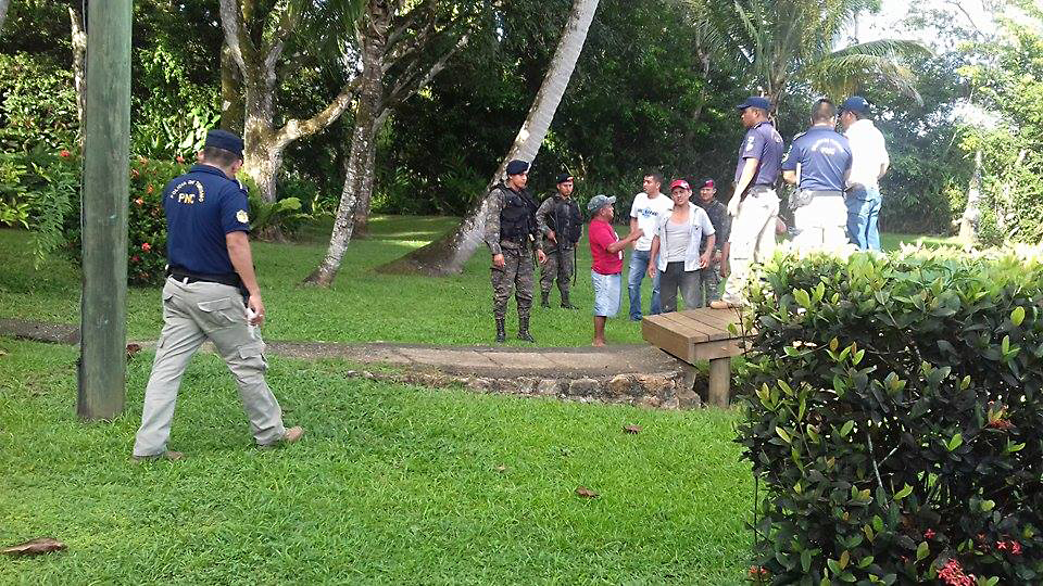 Fuerzas de seguridad aprehendieron a Fredy Alexander Ac Cholon y a Martín Maas sindicados de haber provocado el incidente. (Foto Prensa Libre: Donny Stewart)