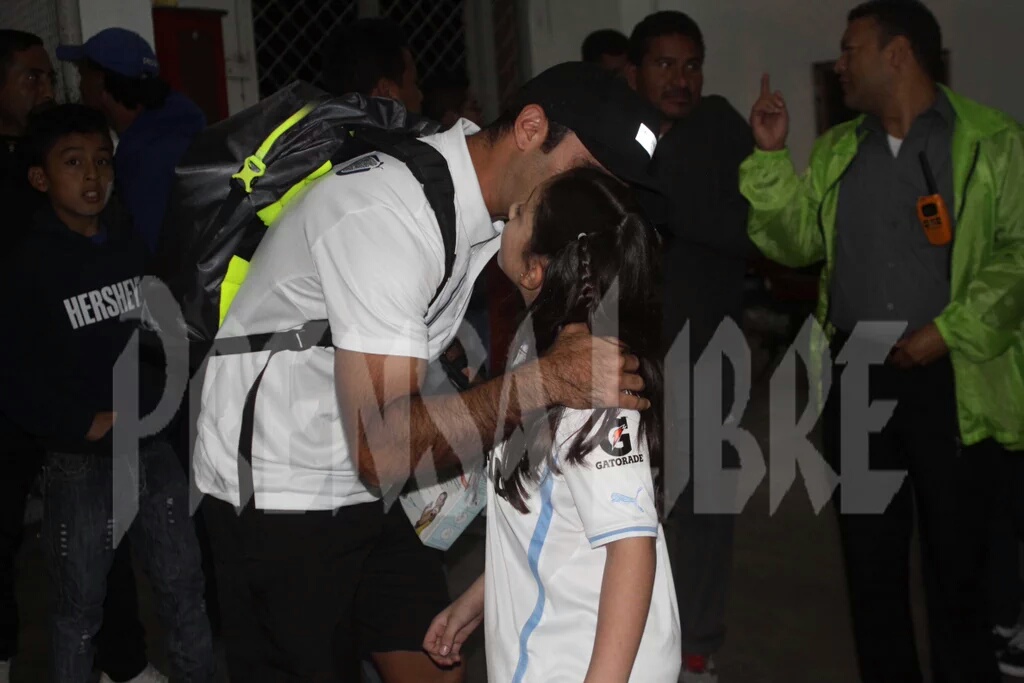 José Manuel Contreras al momento de saludar a Marcela, previo a ingresar a la gramilla del Mateo Flores. (Foto Prensa Libre: Jesús Cuque)