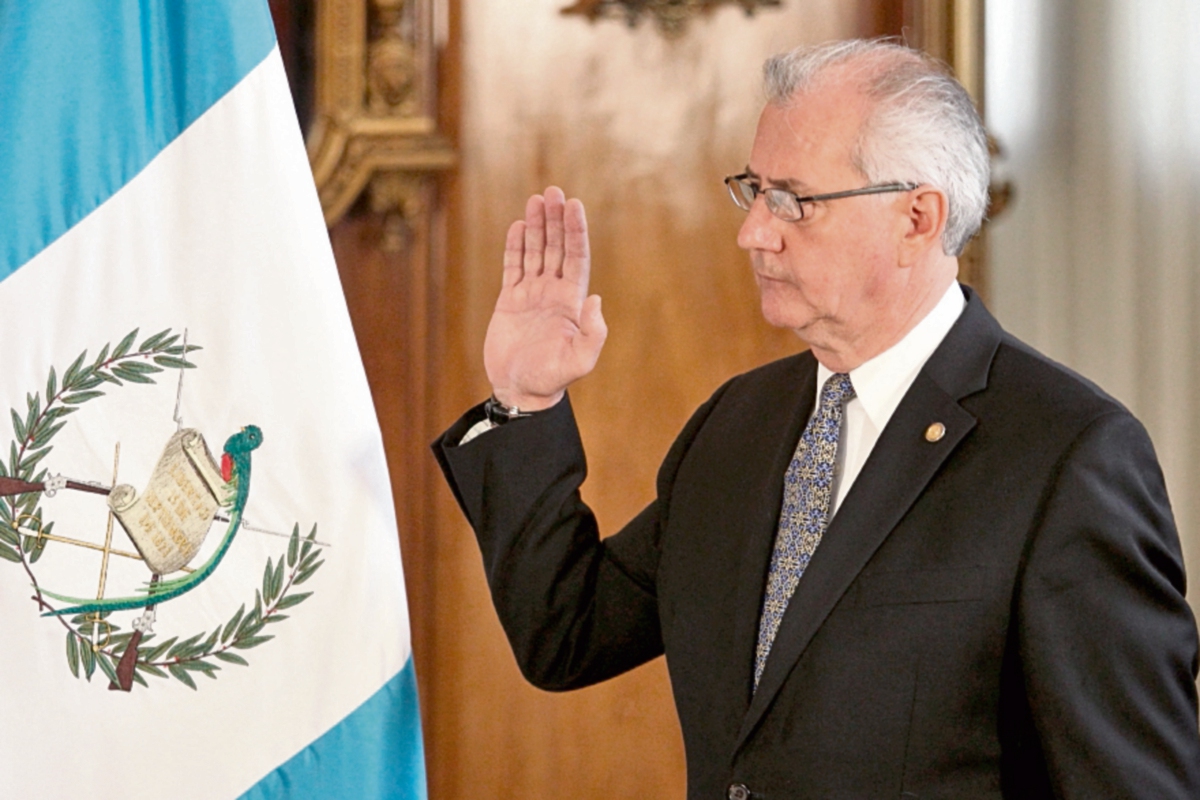 José Miguel de la Vega es juramentado como nuevo ministro de Energía y Minas.