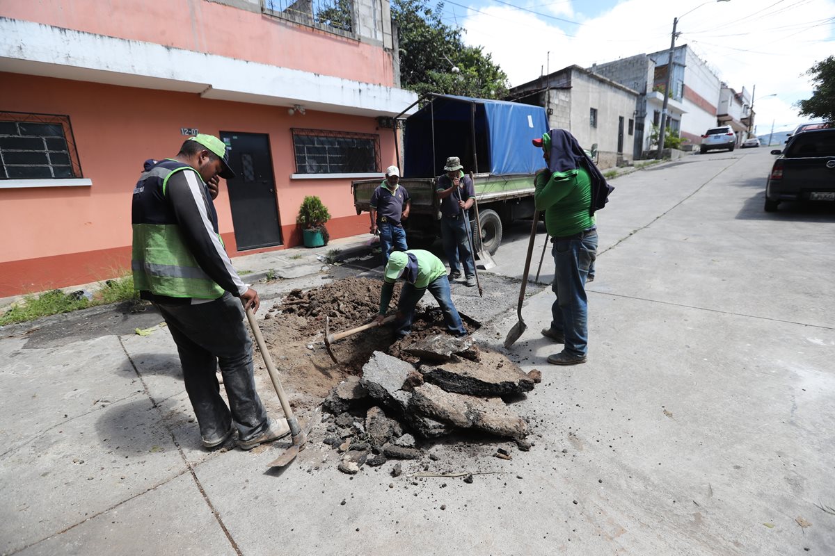 Vecinos de la 29 calle A y 29 calle B y 12 calle de la colonia Santa Fe, zona 13, esperan que la Conred aclare sus dudas sobre los retumbos. (Foto Prensa Libre: Érick Ávila)