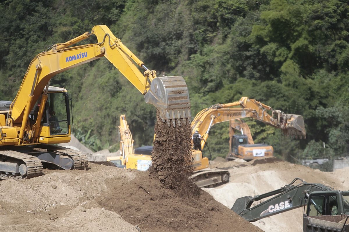 Maquinaria trabaja en Cambray 2. (Foto Prensa Libre: Erick Ávila)