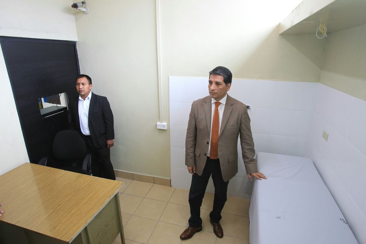 El director del Hospital San Juan de Dios, Juan Antonio Villeda, muestra el interior de la clínica donde se atienden a privados de libertad. (Foto Prensa Libre: Esbin García)