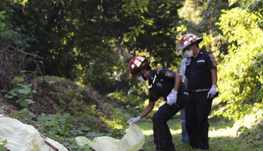 Lugar donde fueron localizados los dos cuerpos en la ruta a la ciudad colonial. (Foto Prensa Libre: Miguel López)